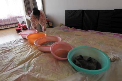 乡宁楼上漏水，住户失联，小区没物管，业主维权难！律师来支招……